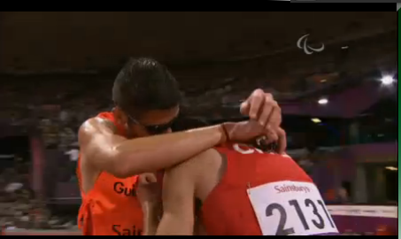 Cristian Valenzuela y Cristopher Guajardo se abrazan tras el triunfo - Crédito: www.paralympic.org 