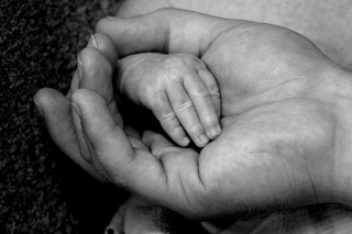 Mano de niño recién nacido con la de su madre / Crédito: Flickr chimothy27