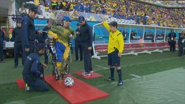 Joven con exoesqueleto en Mundial de Fútbol Brasil 2014 - Fuente: @angelsaavedra_c
