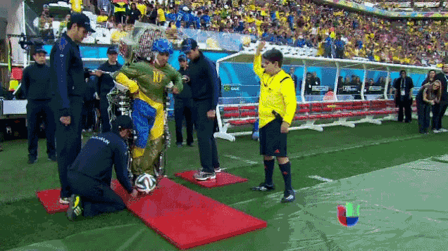 Joven con exoesqueleto en Mundial de Fútbol Brasil 2014 - Fuente: es.gizmodo.com