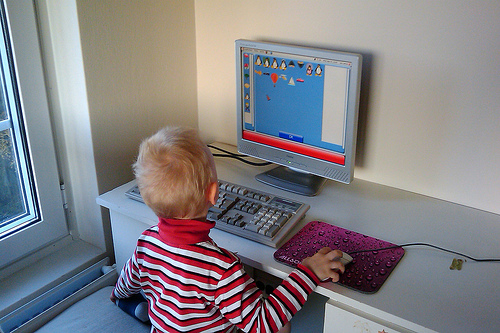 Niño usando un computador / Fuente: Flickr Jaro Larnos