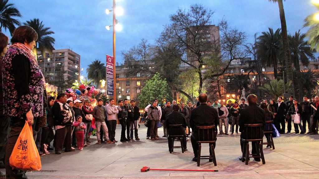 Público observa actuación callejera de ReVes Tearto - © ReVes Teatro