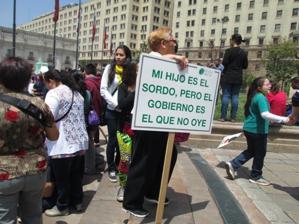 "Mi hijo es el sordo, pero el gobierno es el que no oye"- cartel / © Integrados Chile 