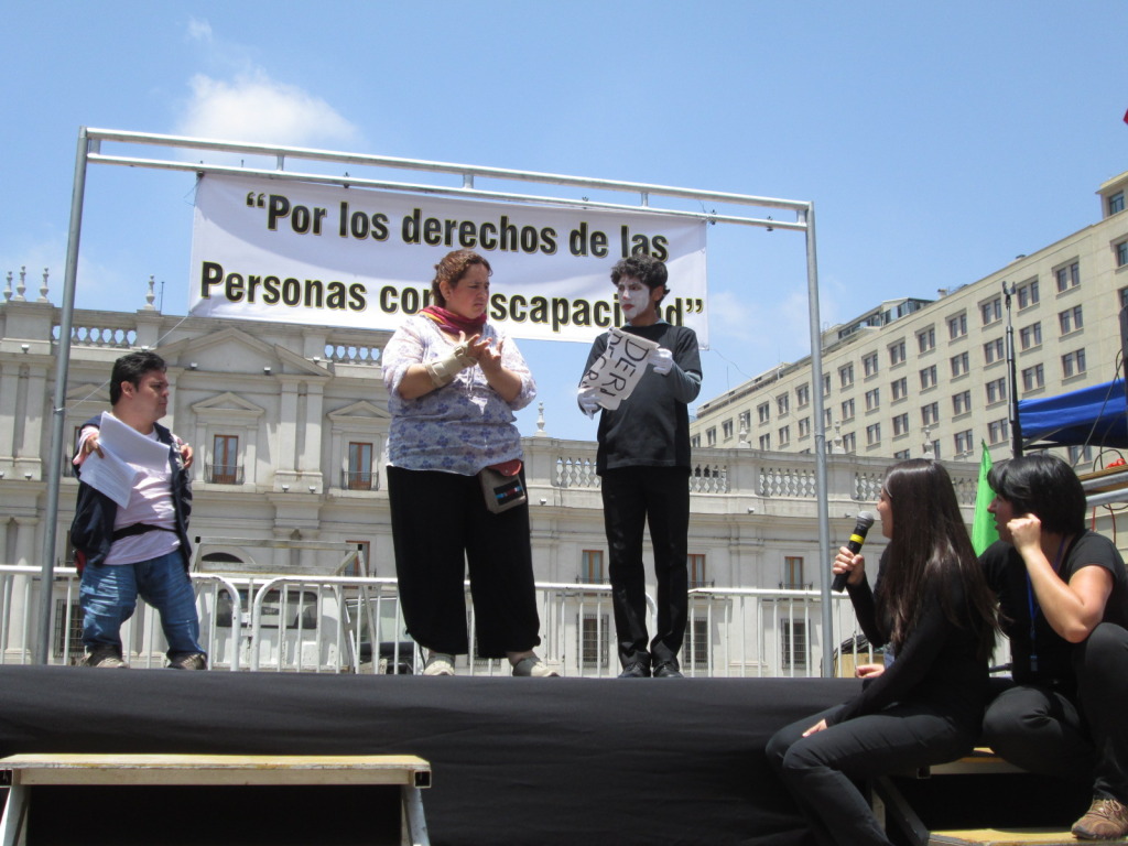 Una mujer sorda interviene en el acto central / © Integrados Chile 