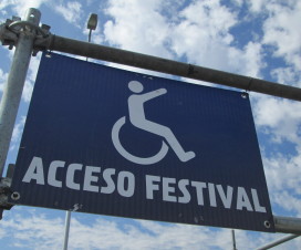 Cartel de acceso sector para personas con discapacidad en Lollapalooza 2014 - Crédito: Integrados Chile