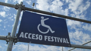 Cartel de acceso sector para personas con discapacidad en Lollapalooza 2014 - Crédito: Integrados Chile