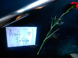 Papel con leyenda "Adíos Felipe" pagada en escalera del Metro Pudahuel - Crédito: Twitter @cmunoz_tgc.