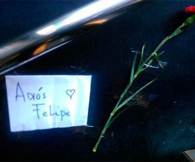 Papel con leyenda "Adíos Felipe" pagada en escalera del Metro Pudahuel - Crédito: Twitter @cmunoz_tgc.