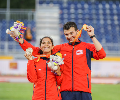 Margarita Faúndez y su guía Rodrigo Mellado muestran sonrientes sus medallas de oro - Fuente: Ministerio del Deporte