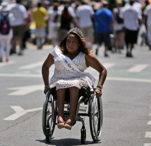 Participante usuaria de silla de ruedas de la Disability Pride Parade realizada en Nueva York - Fuente: Poynter.org