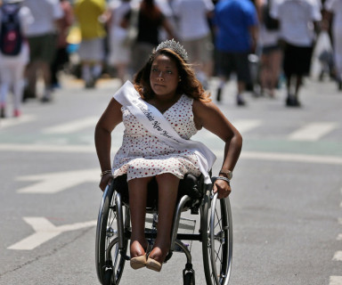 Participante usuaria de silla de ruedas de la Disability Pride Parade realizada en Nueva York - Fuente: Poynter.org
