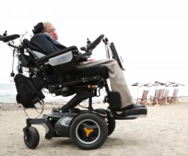 Stephen Hawking en la playa de Tenerife, España - Crédito: Diario El País.