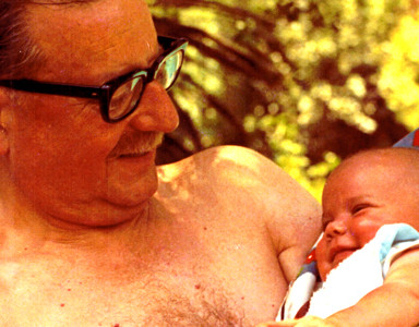 Salvador Allende junto a su nieta - Fuente: ChileDoc