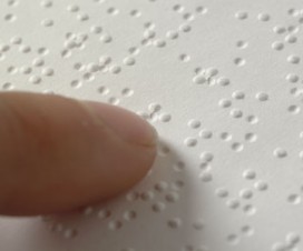 Imagen de un texto en sistema Braille.