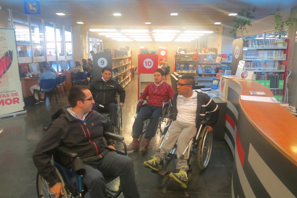 Personas en ejercicio de movilizarse en una silla de ruedas - DOUC UC