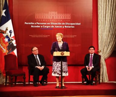 Presidenta Bachelet dando un discurso durante la promulgación de la ley