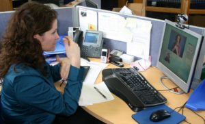 Persona sorda trabajando - Fuente: Simple Wikipedia