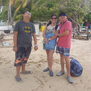 Alejandra, Marco y Álvaro en sus vacaciones en la isla San Andrés. Fotografía cedida.