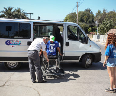 Fotografía de van de acercamiento trasladando a un joven con discapacidad - Fuente: Lotus