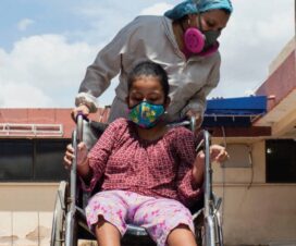 Madre e hija con discapacidad usuaria de silla de ruedas, ambas venezolanas, llegan al Centro de Atención Integral en Maicao, Colombia.