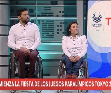 Captura de pantalla de la transmisión de los Juegos Paralímpicos por TVN, en la imagen están los dos comentaristas y deportistas Paralímpicos, Robinson Méndez y Catalina Jimeno.