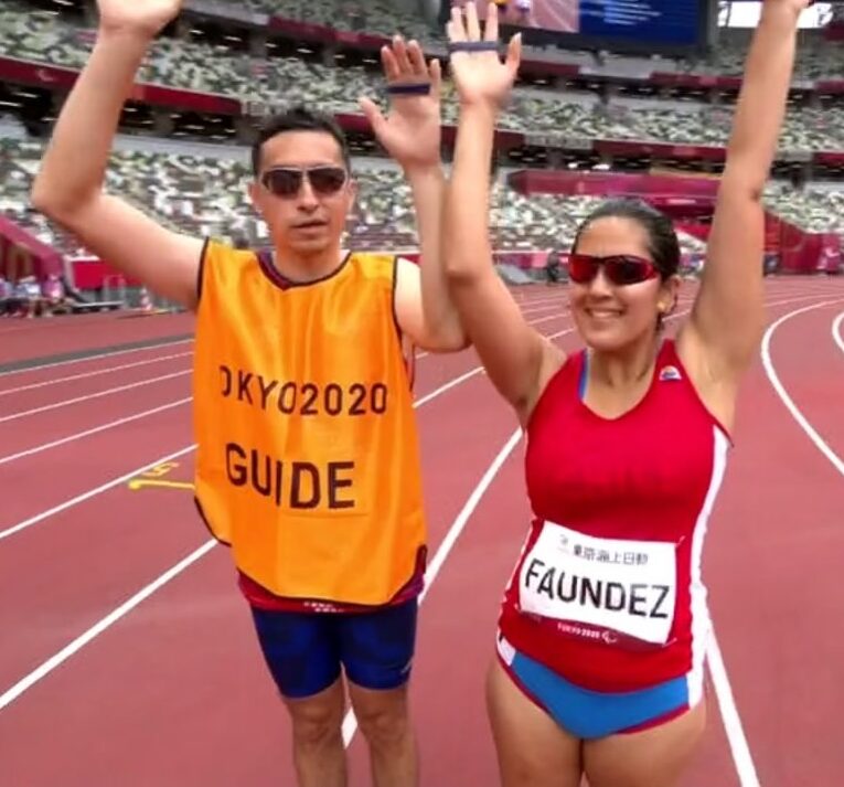 Margarita Faúndez y su guía con sus brazos en alto previo al inicio de su competencia.