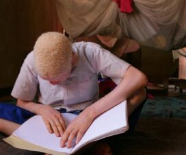 Un niño ciego y con albinismo lee Braille en una escuela para niños con discapacidad en Moshi, en la región del Kilimanjaro. Foto: UNICEF/Pirozzi