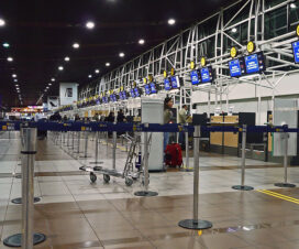 Vista del interior de la terminal del Aeropuerto de Santiago.