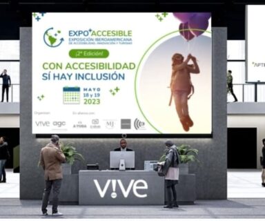 Captura de pantalla de sitio de Expo+Accesible que simula ser un centro de conferencias con un letrero sobre la Expo en el centro.