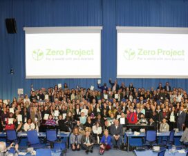 Fotografía de representantes de organizaciones reconocidas durante la conferencia Zero Project 2023, dentro de un auditorio.