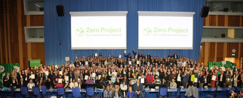 Fotografía de representantes de organizaciones reconocidas durante la conferencia Zero Project 2023, dentro de un auditorio.