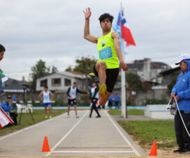 Atleta con discapacidad realizando la prueba de salto largo. Fuente Flickr Chile Compite.